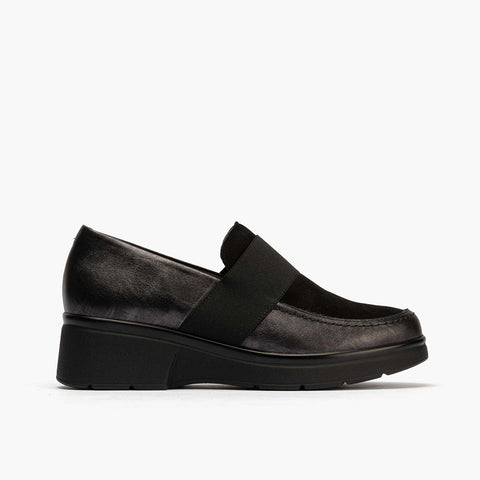 Scarpa bullonata con donna nera con elastico