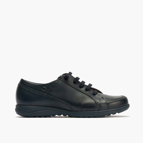 Donna marina con scarpa sportiva alastica