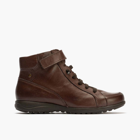 Loot del cavo elastico con una donna marrone