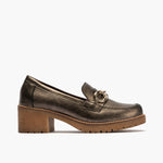 Mocassin dans une femme bronze roulée
