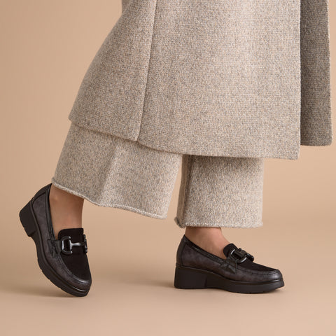 Mocassina di ornamenti delle donne nere