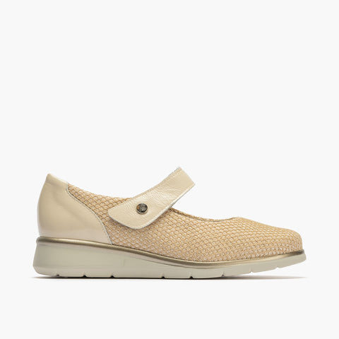 Mercedes mujer con velcro en rejilla y piel charol CREMA