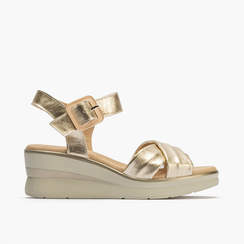 Sandalia mujer plataforma con hebilla en piel laminado ORO
