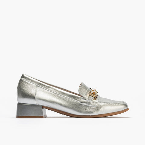 Mocasin con adorno metal mujer en piel laminado PLATA