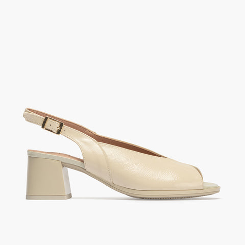 Sandalia hueco pico mujer con hebilla en piel charol CREMA