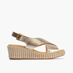 Sandalia cruzada mujer con hebilla en piel laminado ORO