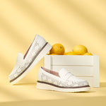 Moccasins pour femmes avec plate-forme en cuir avec ornement de masque blanc