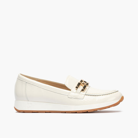 Mocassine femminili in pelle di brevetto con ornamento in metallo bianco