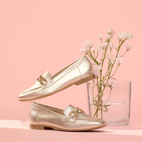 Mocasines de mujer en piel laminada con adorno y tacón bajo DORADO