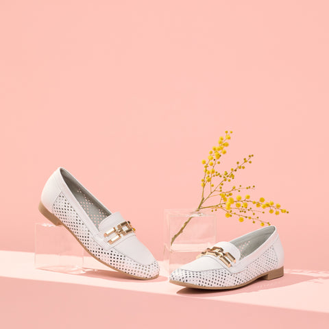 Mocasines de mujer en piel picados con adorno y tacón bajo BLANCO
