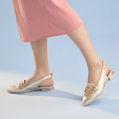 Mocassine femminili che disstavono in pelle laminato con ornamento in metallo oro