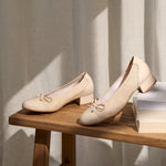 Chaussures du salon pour femmes en cuir de peau sous la crème
