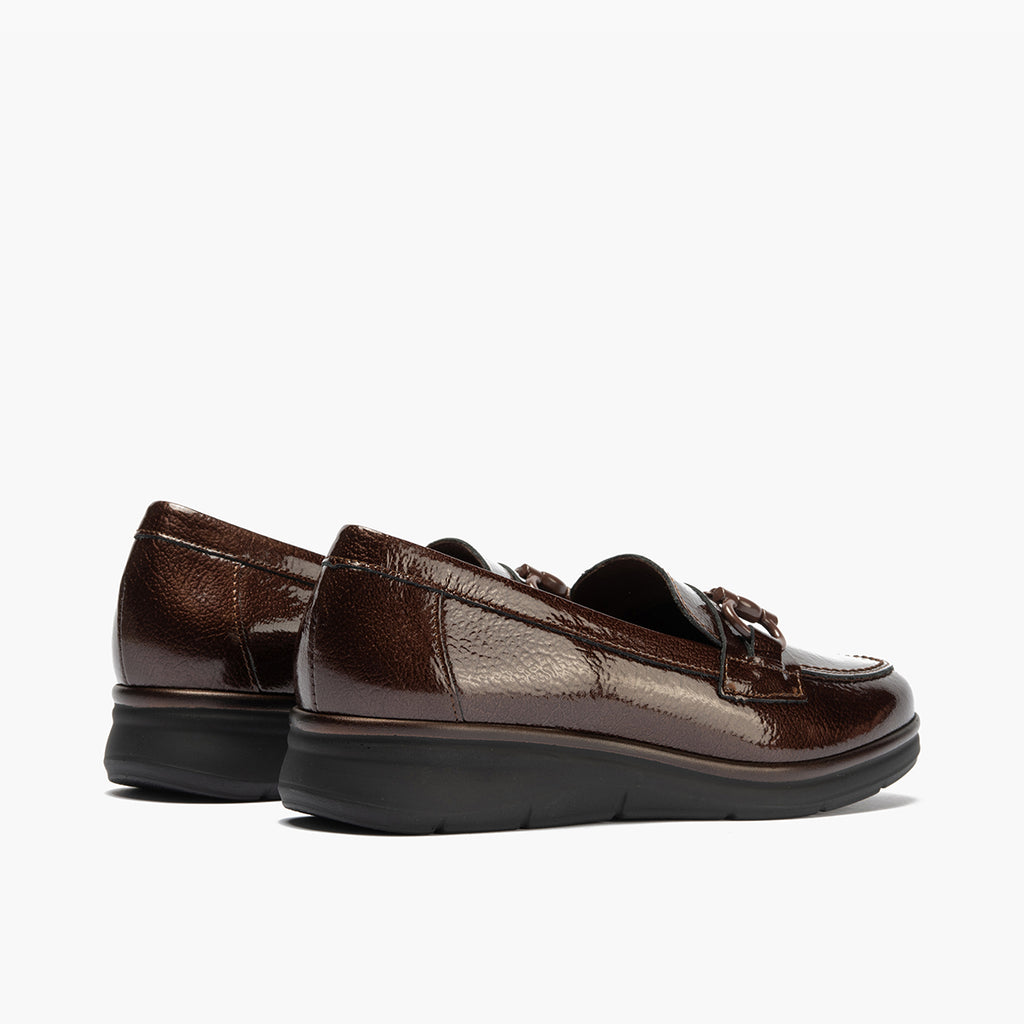 Mocasín con Adorno en charol de mujer color marron