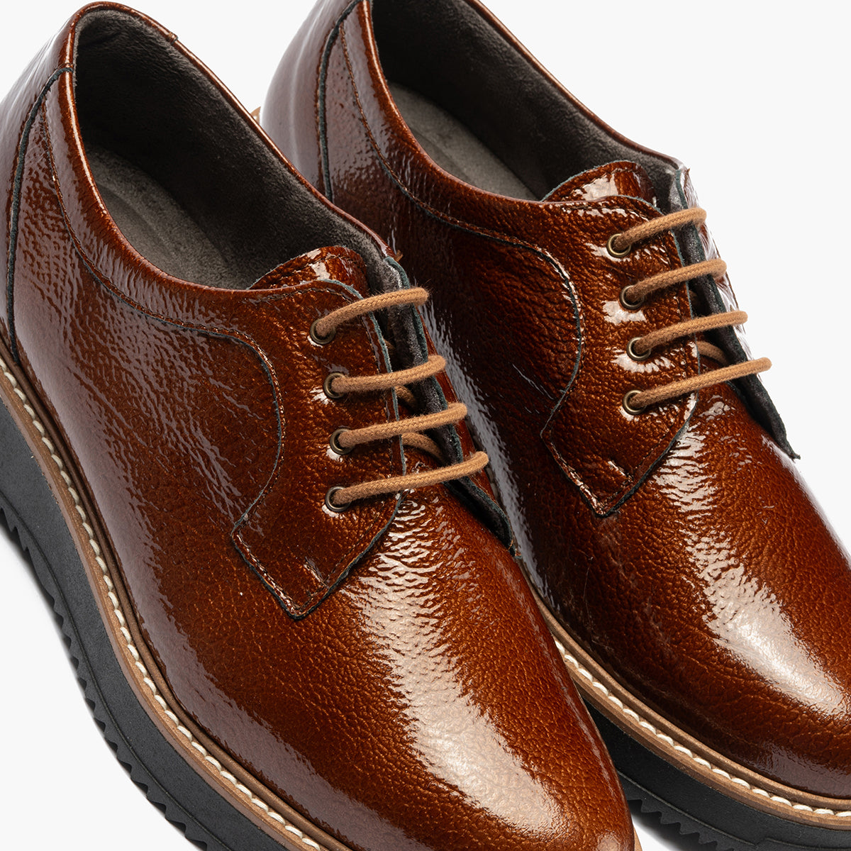 Blucher en Charol con cordones de mujer color cuero