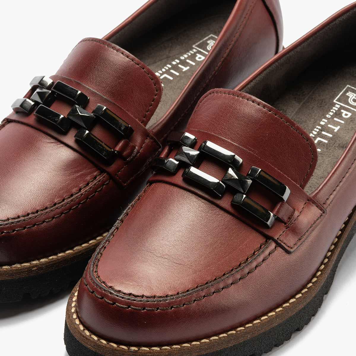 Mocasín en Napa con adorno de mujer color burdeos