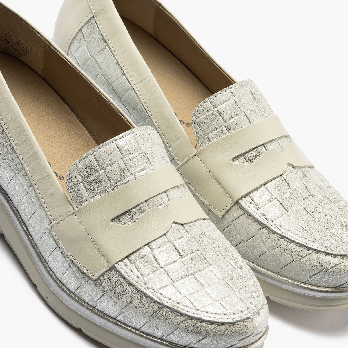 Mocasín plano con antifaz en piel napa fantasía y piel napa Plata