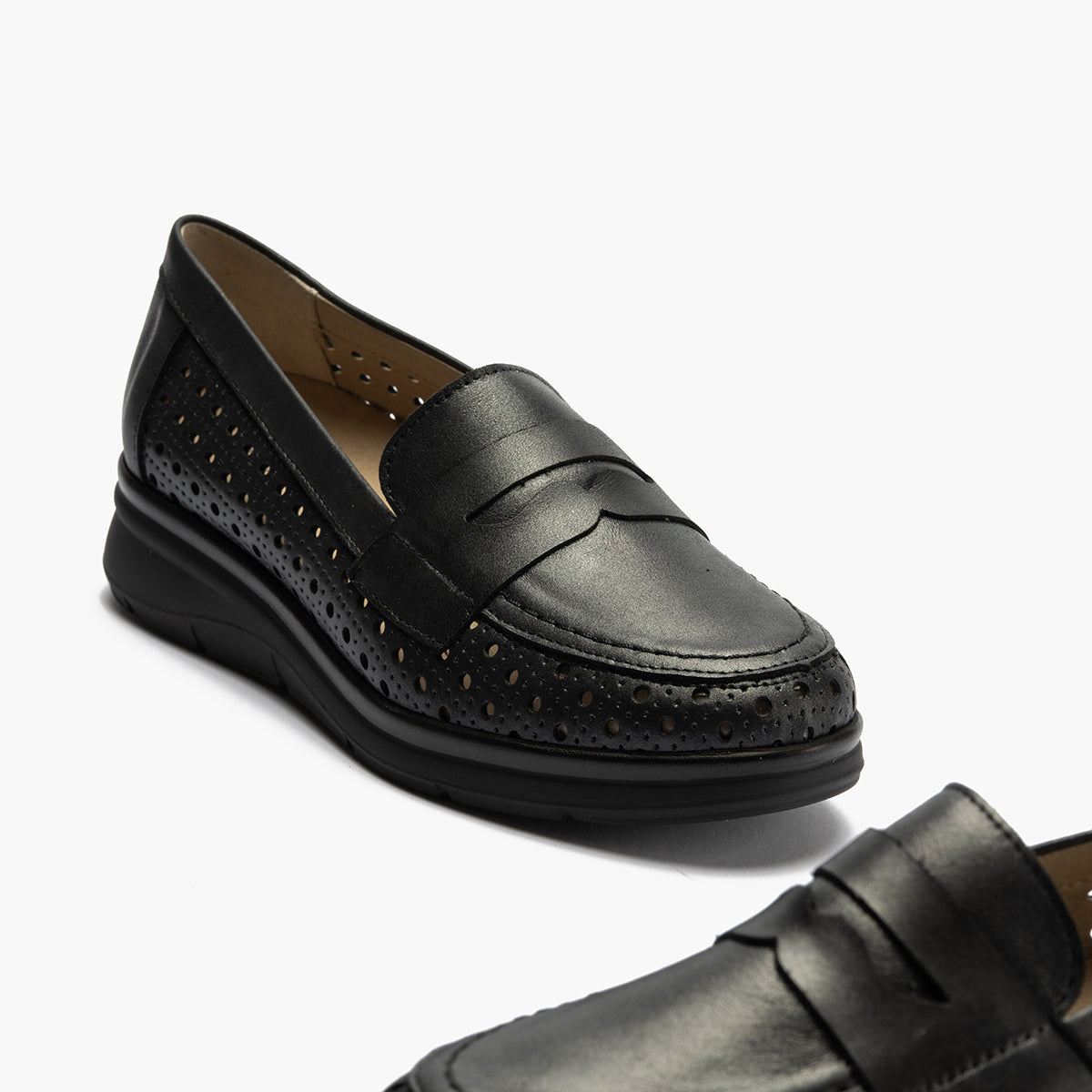 Mocasín plano con antifaz en piel napa fantasía y piel napa con acabados metalizados Negro