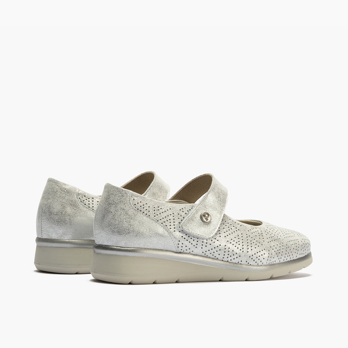 Zapato mercedes plano ancho especial con acabado brillante y suave Plata