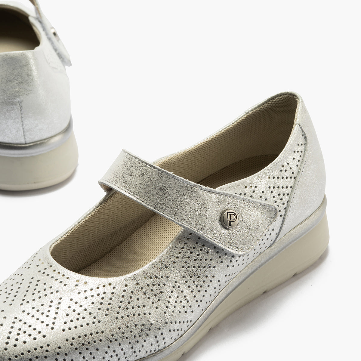 Zapato mercedes plano ancho especial con acabado brillante y suave Plata