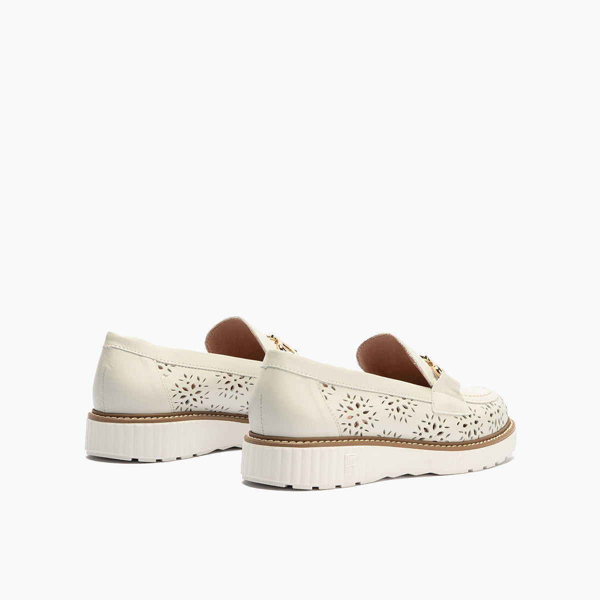 Zapato mocasín Boogie bajo en napa suave y perforada, detale hebilla Glacial