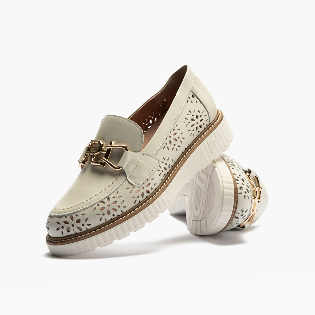 Zapato mocasín Boogie bajo en napa suave y perforada, detale hebilla Glacial