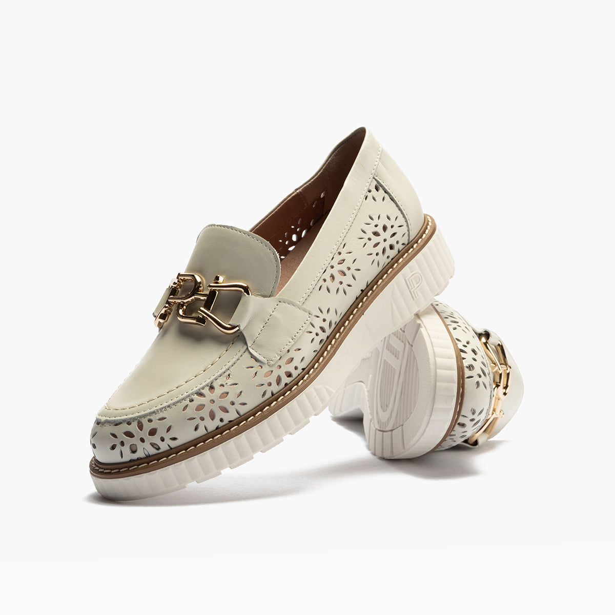 Zapato mocasín Boogie bajo en napa suave y perforada, detale hebilla Glacial