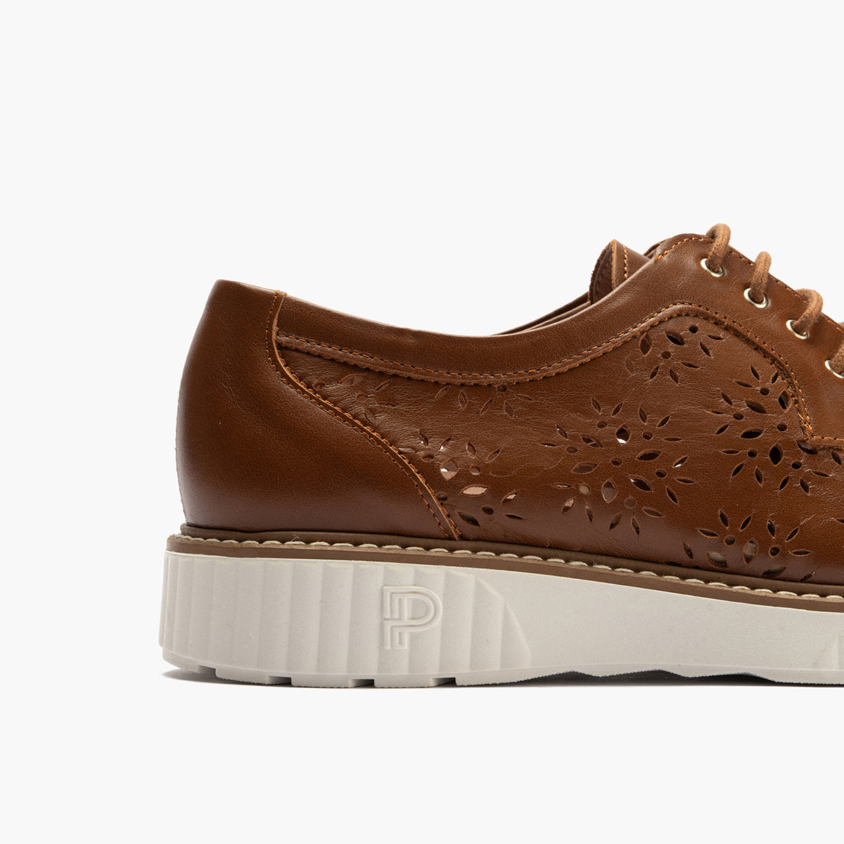 Zapato blucher con cordones, en piel napa perforada Cuero