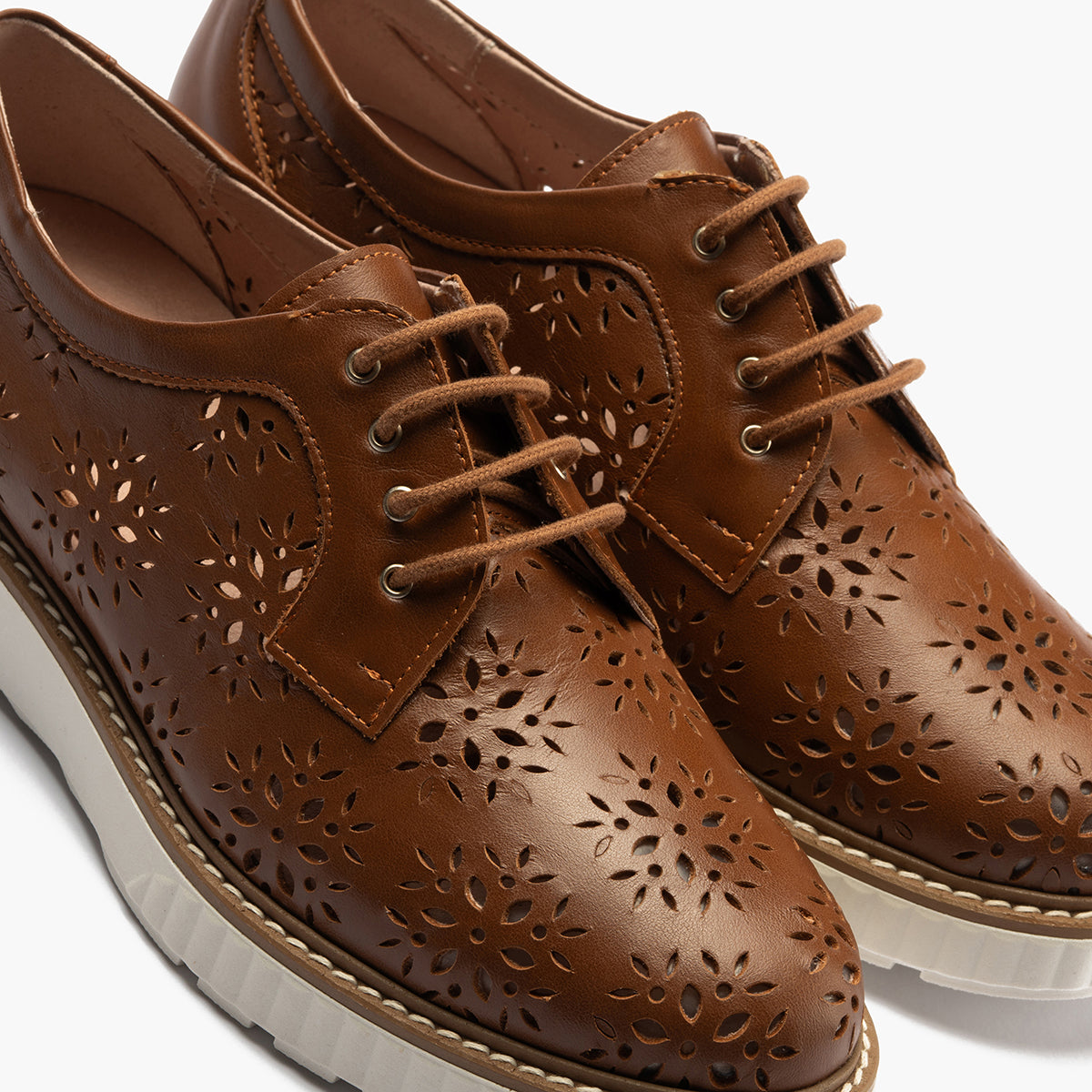 Zapato blucher con cordones, en piel napa perforada Cuero