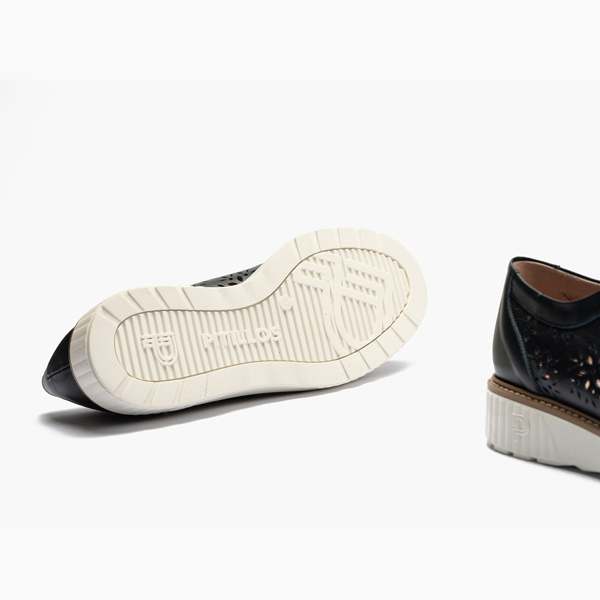 Zapato blucher con cordones, en piel napa perforada Marino