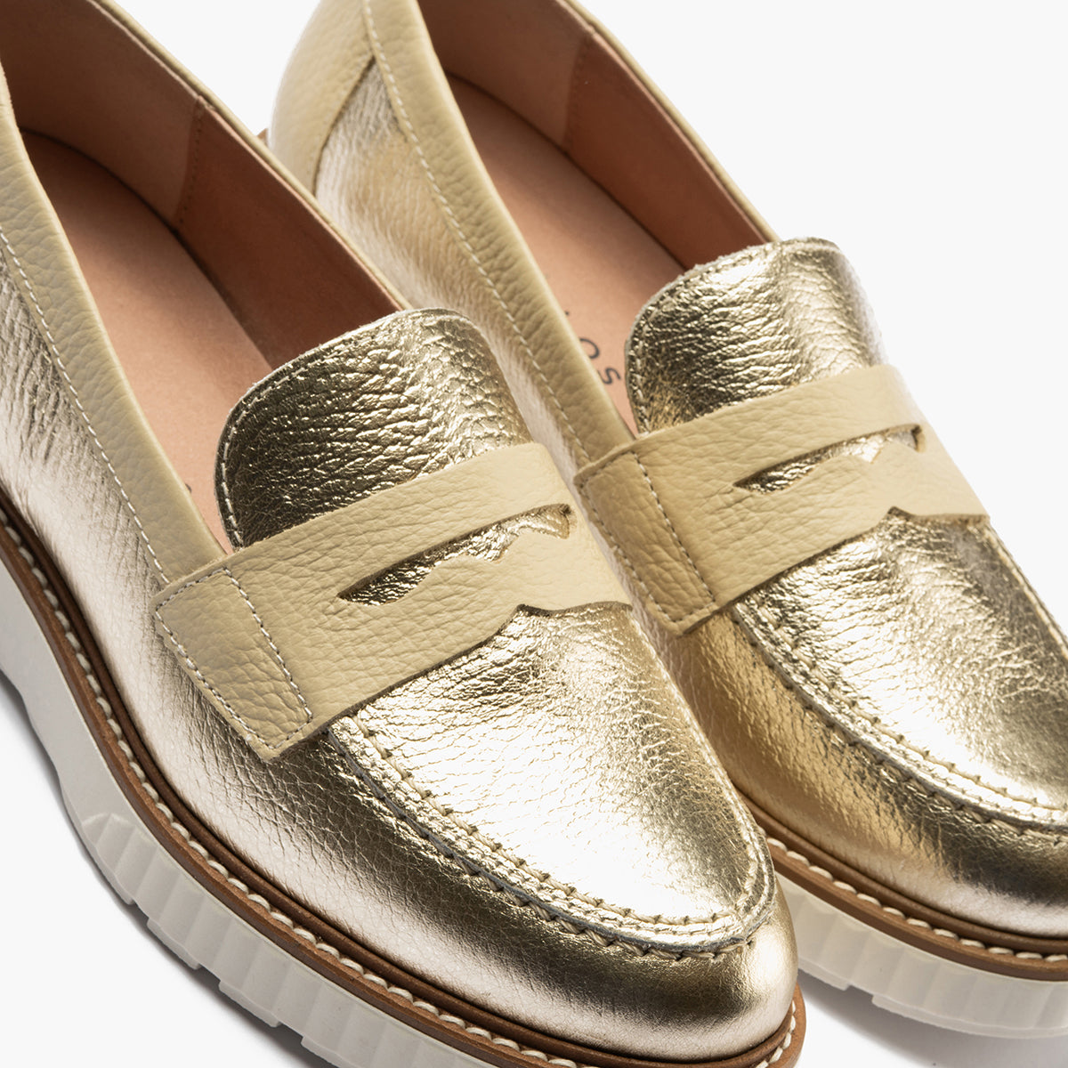 Zapato mocasín con antifaz en piel napa bombeada Oro