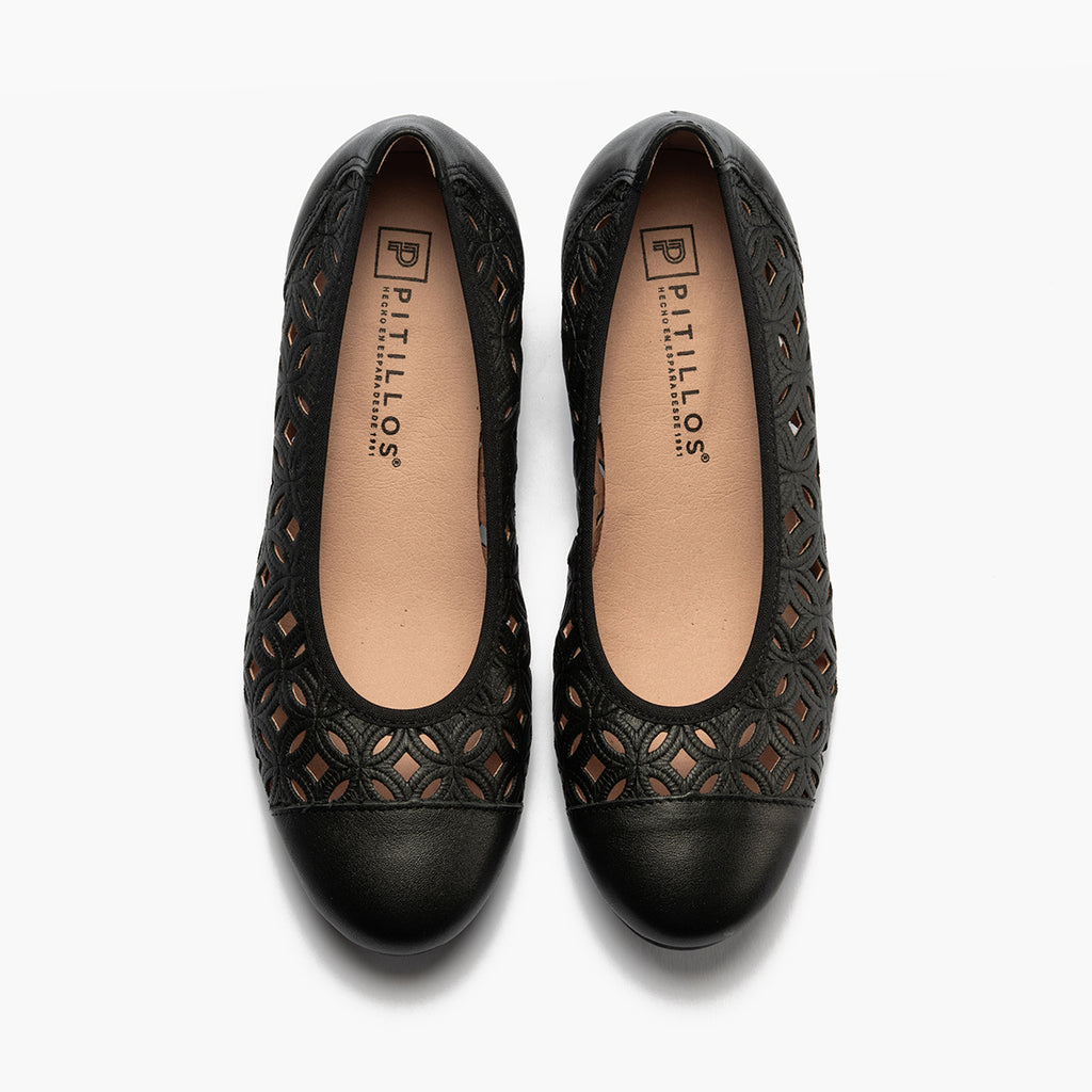 Zapato salón con tacón bajo y punta redonda, en laminado brillante Negro
