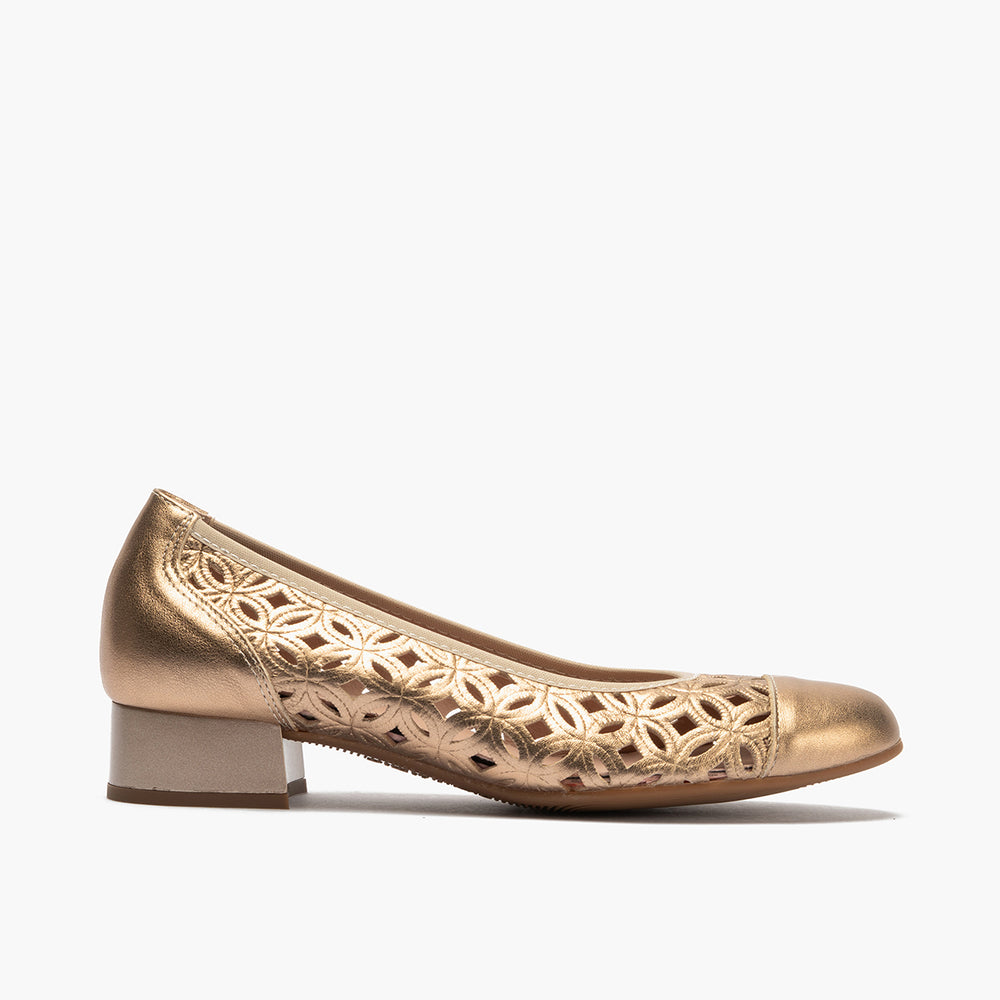 Zapato salón con tacón bajo y punta redonda, en laminado brillante Nude