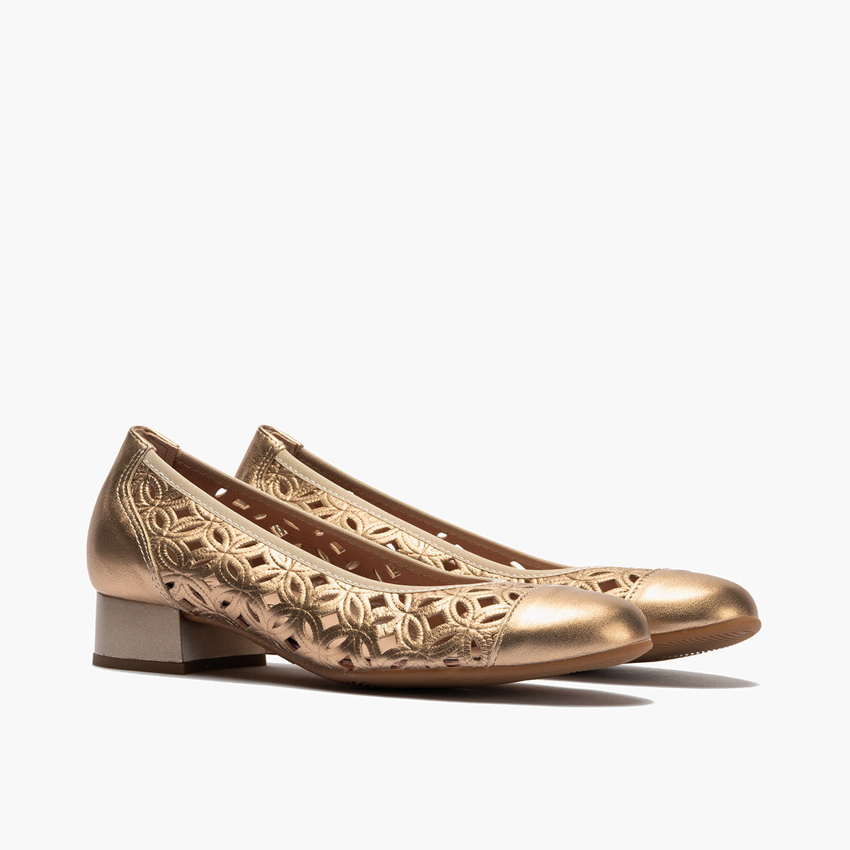 Zapato salón con tacón bajo y punta redonda, en laminado brillante Nude