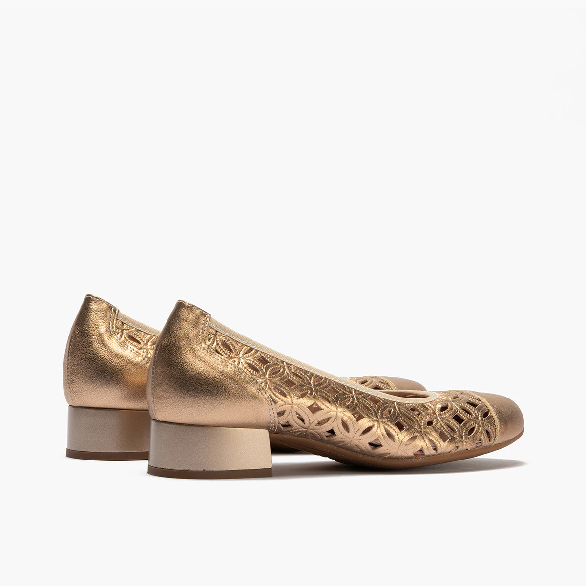 Zapato salón con tacón bajo y punta redonda, en laminado brillante Nude