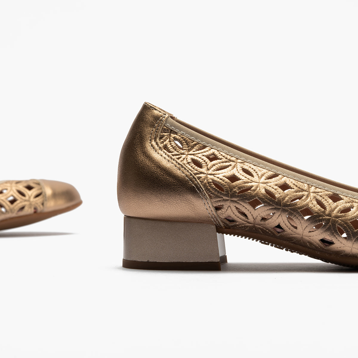 Zapato salón con tacón bajo y punta redonda, en laminado brillante Nude