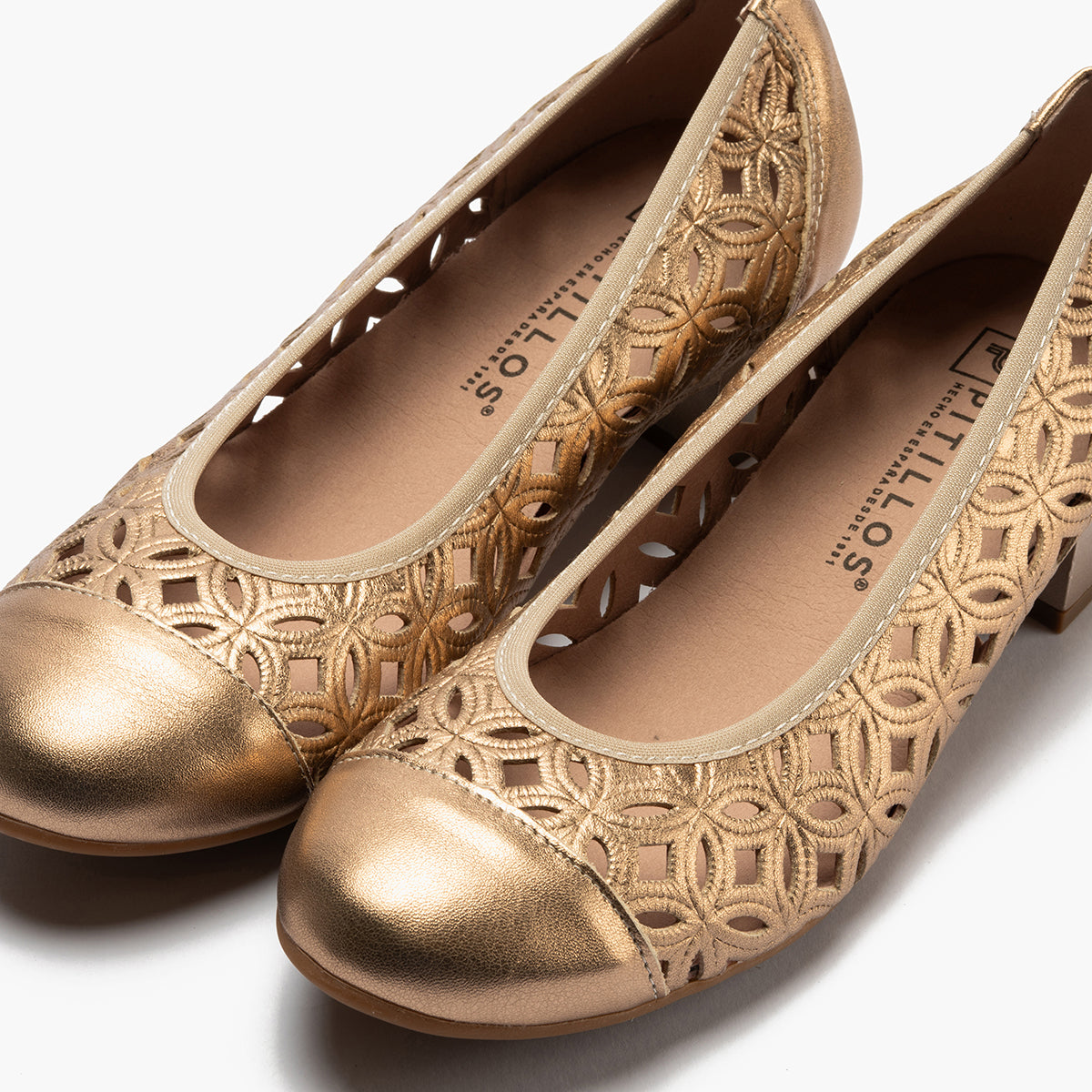 Zapato salón con tacón bajo y punta redonda, en laminado brillante Nude