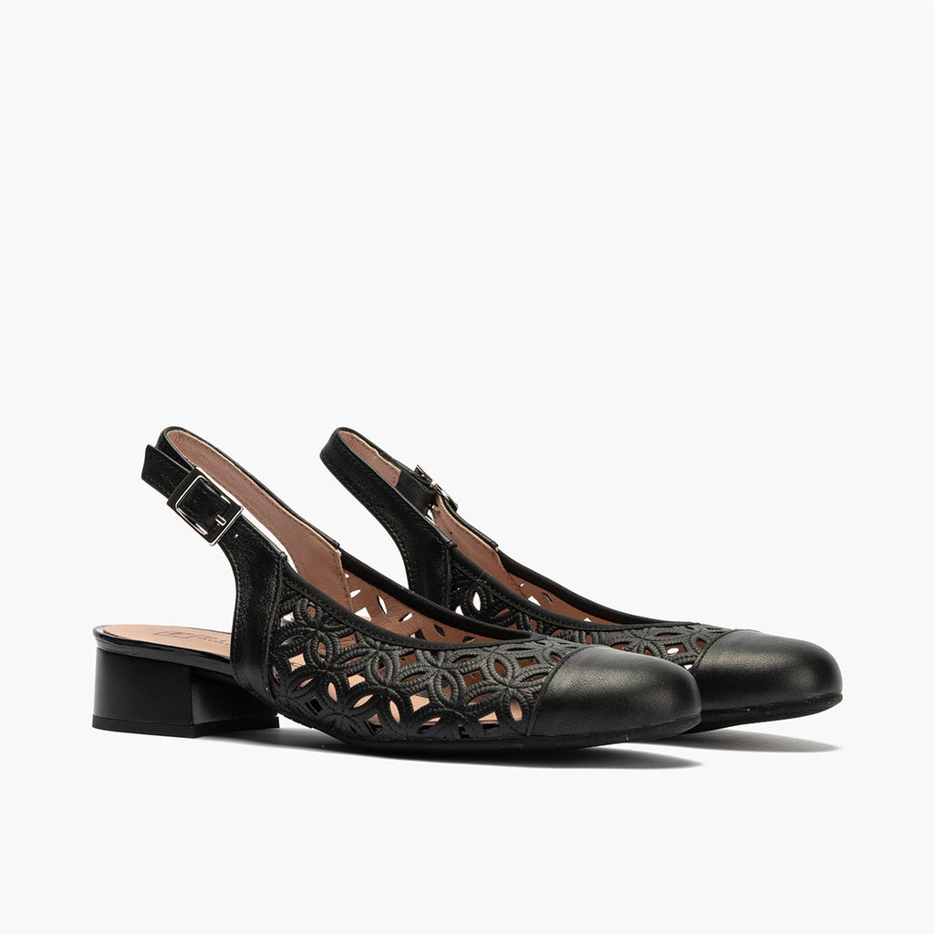 Zapato salón destalonado con tacón bajo y punta redonda, en laminado brillante Negro