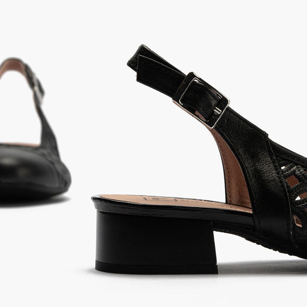 Zapato salón destalonado con tacón bajo y punta redonda, en laminado brillante Negro