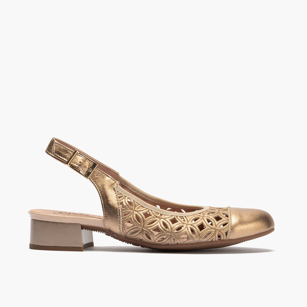 Zapato salón destalonado con tacón bajo y punta redonda, en laminado brillante Nude