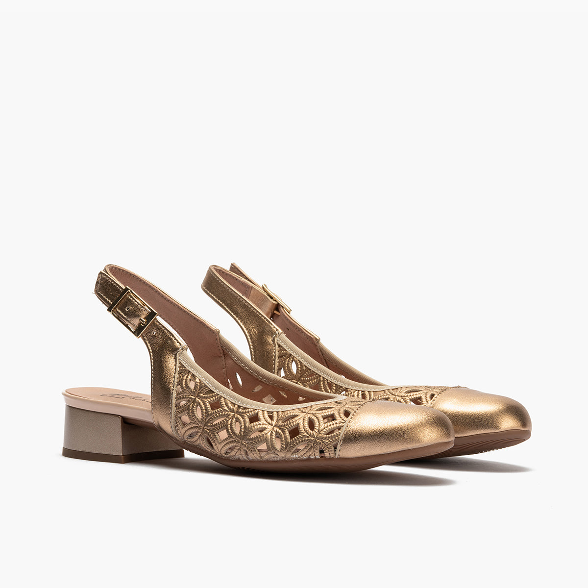 Zapato salón destalonado con tacón bajo y punta redonda, en laminado brillante Nude