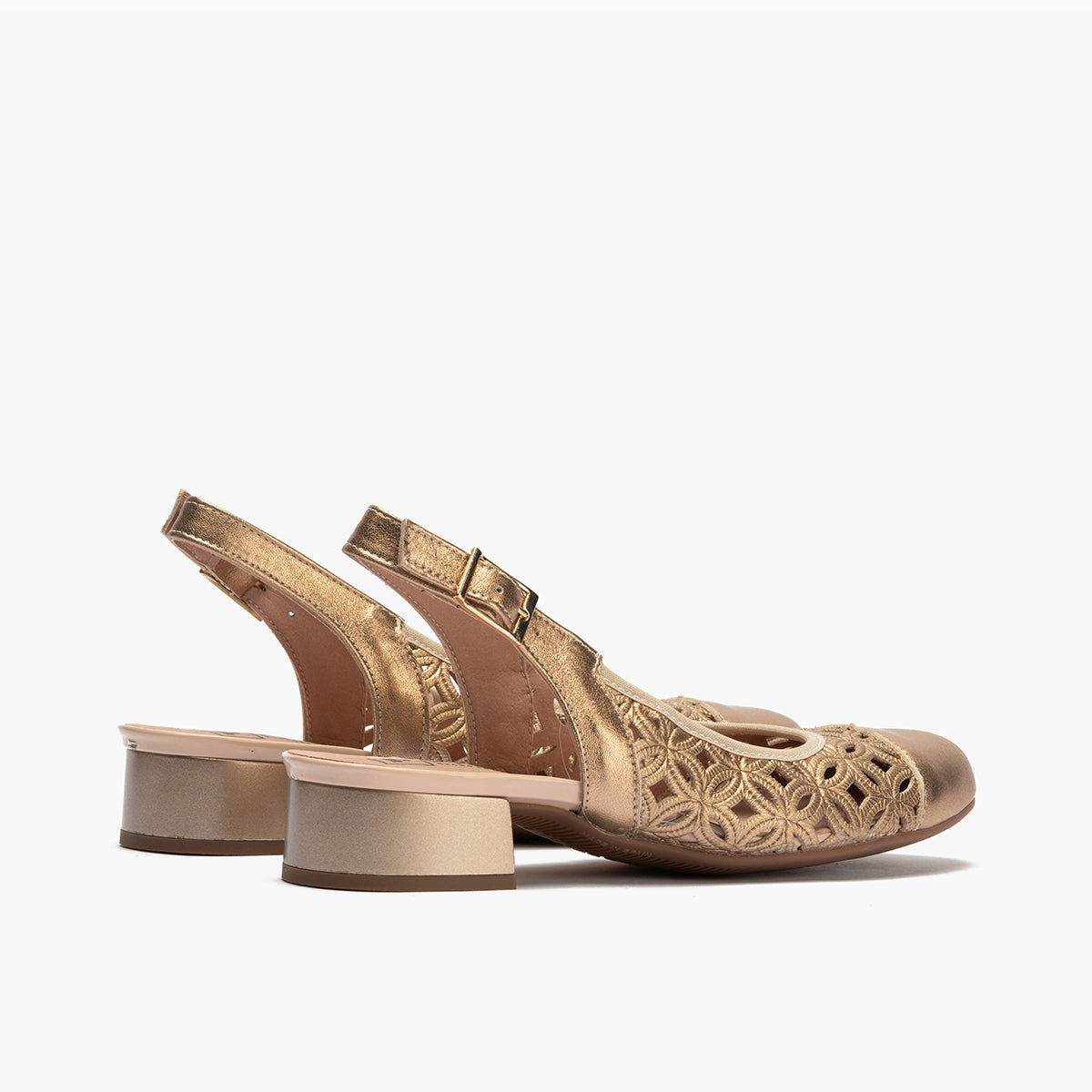Zapato salón destalonado con tacón bajo y punta redonda, en laminado brillante Nude