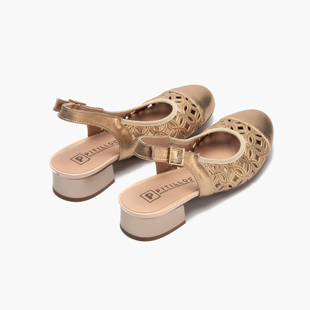 Zapato salón destalonado con tacón bajo y punta redonda, en laminado brillante Nude