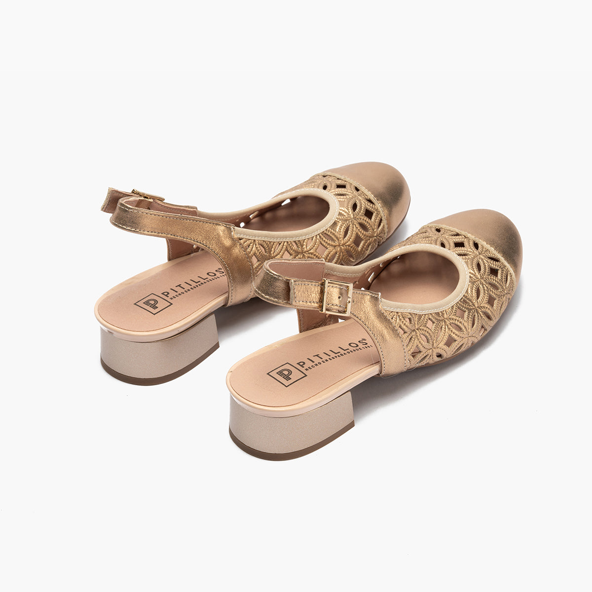 Zapato salón destalonado con tacón bajo y punta redonda, en laminado brillante Nude