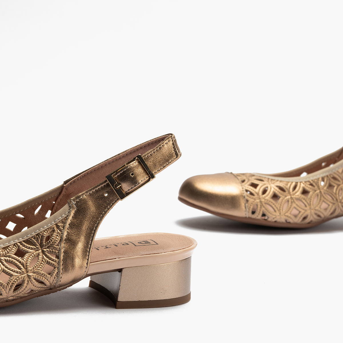 Zapato salón destalonado con tacón bajo y punta redonda, en laminado brillante Nude