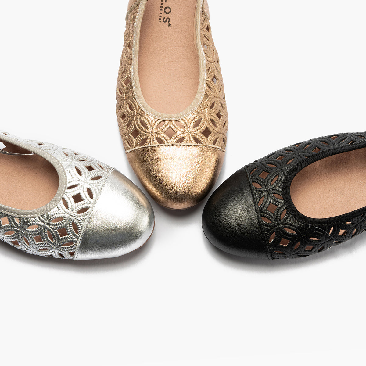 Zapato salón destalonado con tacón bajo y punta redonda, en laminado brillante Negro