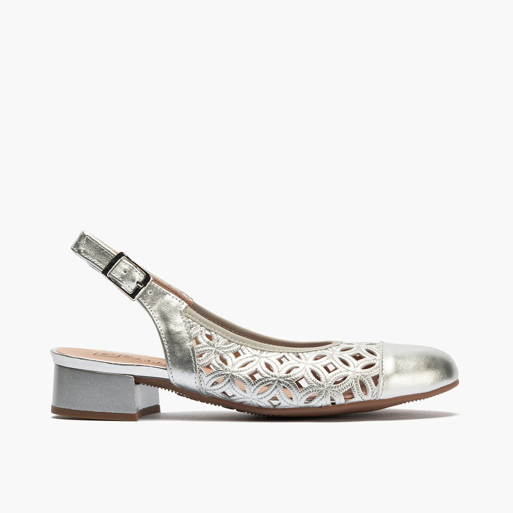 Zapato salón destalonado con tacón bajo y punta redonda, en laminado brillante Plata