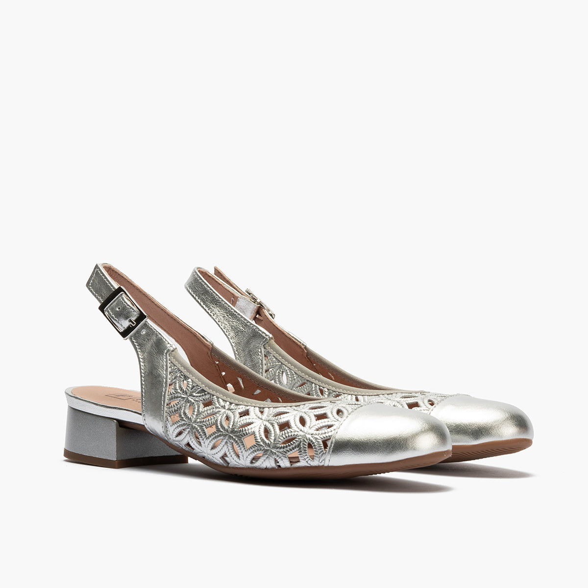 Zapato salón destalonado con tacón bajo y punta redonda, en laminado brillante Plata