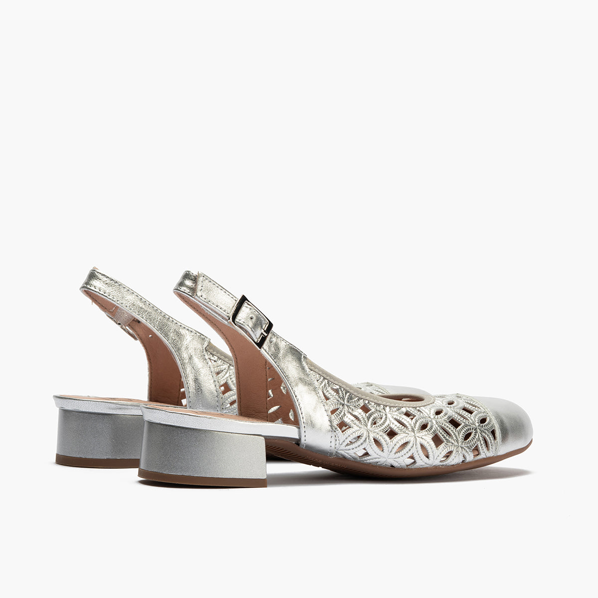 Zapato salón destalonado con tacón bajo y punta redonda, en laminado brillante Plata