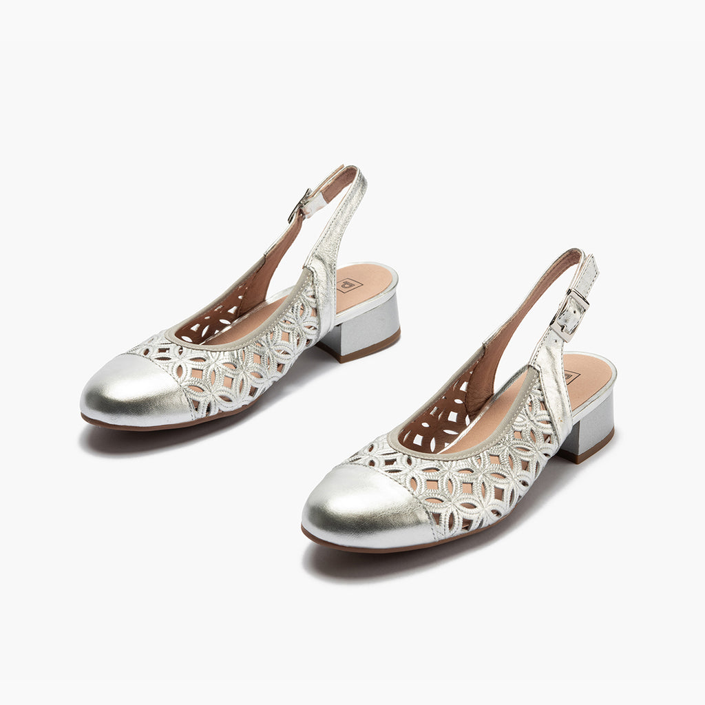 Zapato salón destalonado con tacón bajo y punta redonda, en laminado brillante Plata