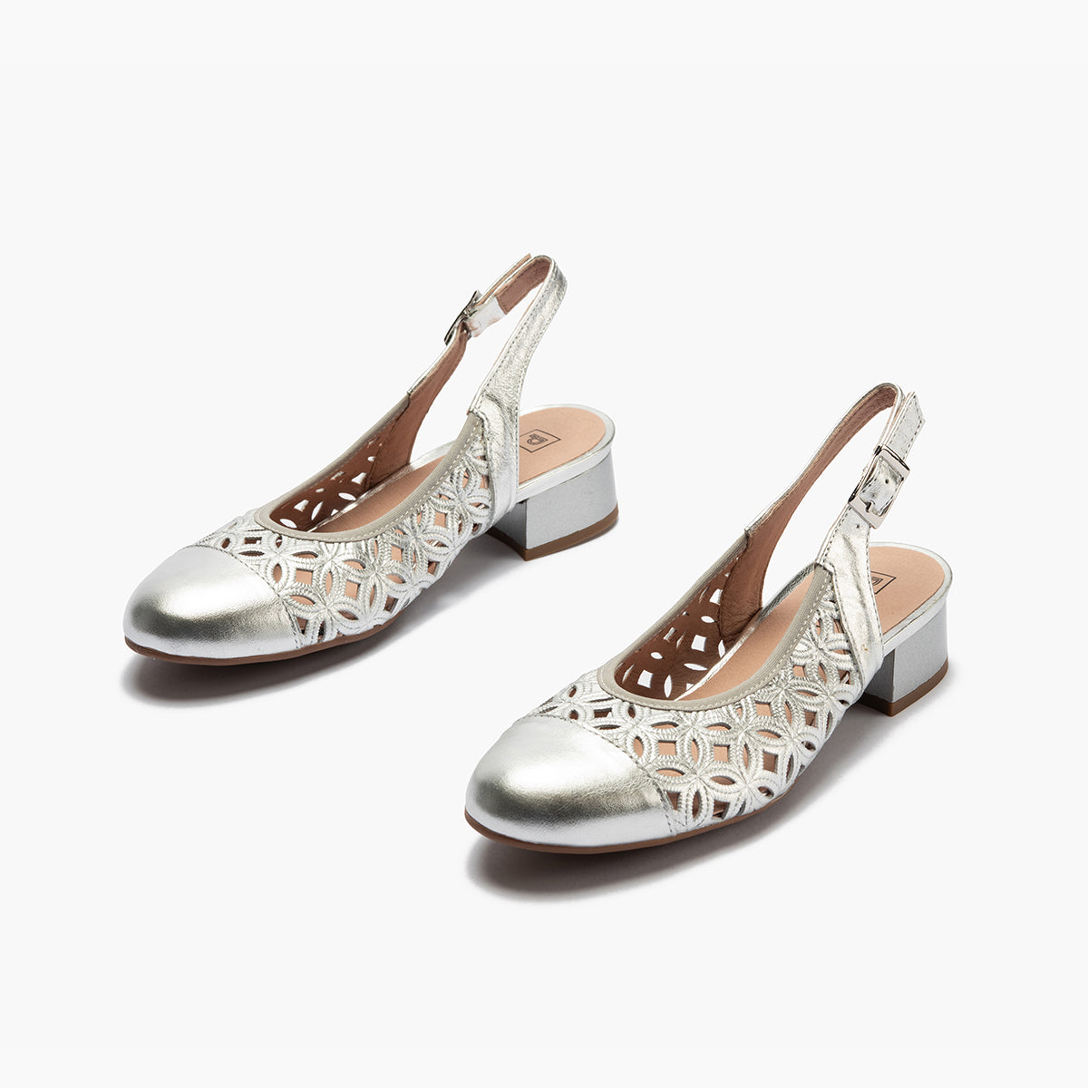 Zapato salón destalonado con tacón bajo y punta redonda, en laminado brillante Plata